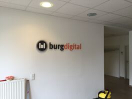 Acrylbuchstaben gelasert mehrfarbig